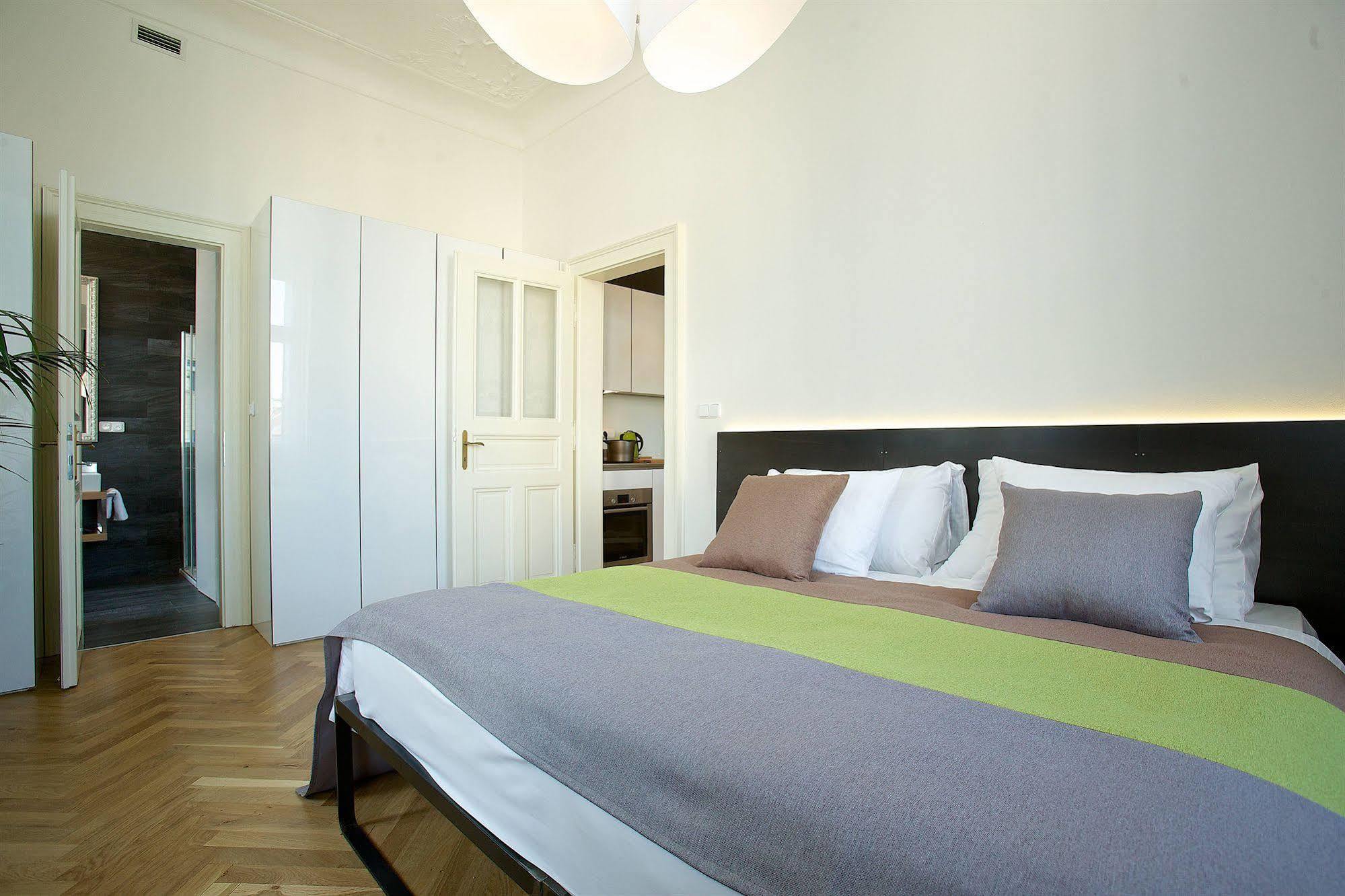 Mooo Downtown Aparthotel Praga Exterior foto